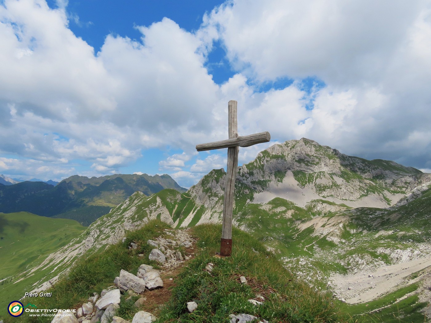 61 Dalla crocetta del Passo di Gabbia (2070 m) vista sul Mandrone , la Corna Piana, la Bocchetta di Corna Piana.JPG